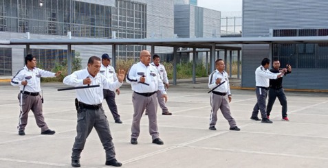 Formación grupal de guardias de seguridad